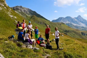 Geführte Wanderung Salzburg – Wanderer vor Alpenpanorama