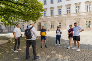 Geführte Wanderung Salzburg – Wanderer bereiten sich für die Tour vor