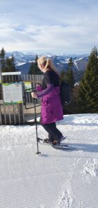 Schneeschuhwanderung Salzburg – Wanderer auf verschneitem Gipfel mit Alpenpanorama im Salzburger Land